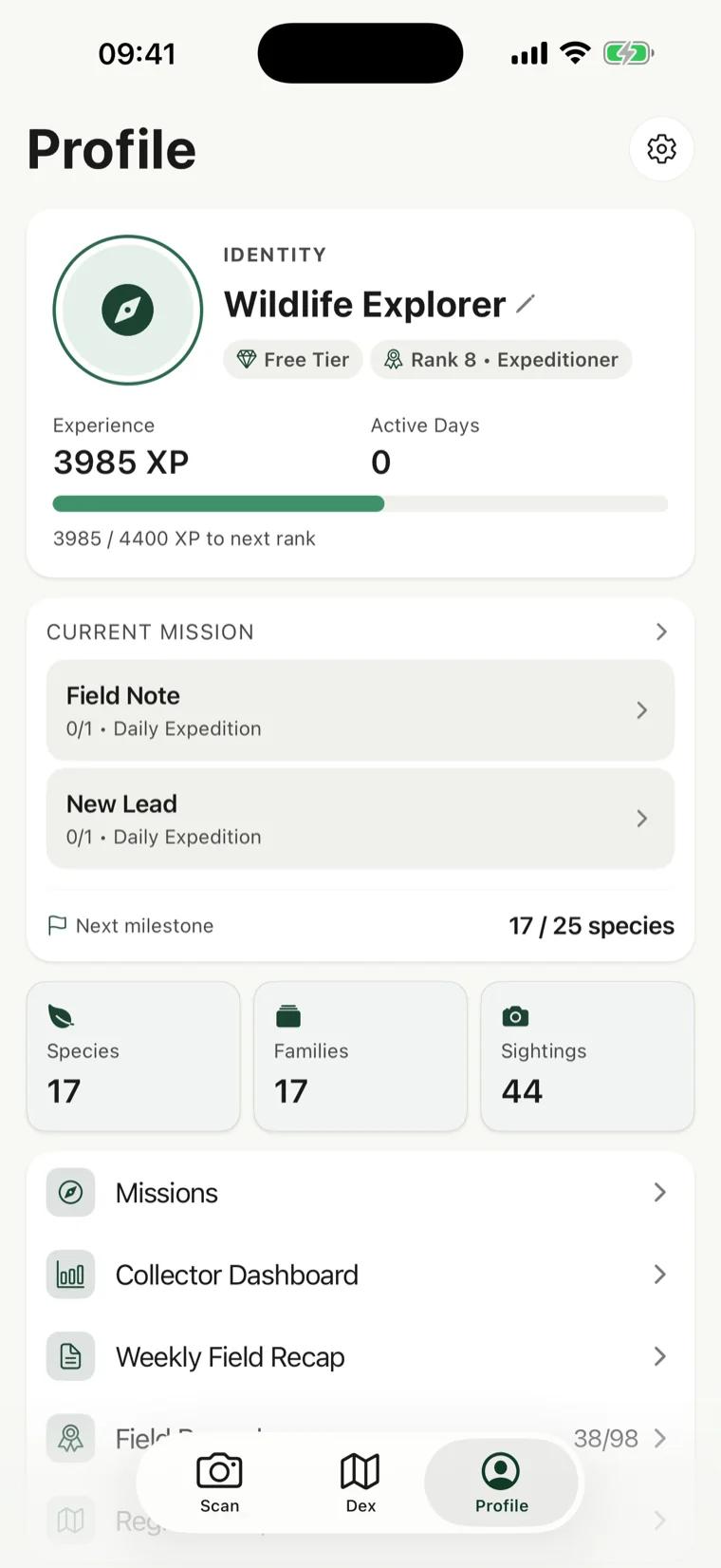 La pantalla de perfil de RealDex mostrando Rango 8 Expedicionario, 3985 XP, las misiones diarias actuales y totales de 17 especies, 17 familias y 44 avistamientos.